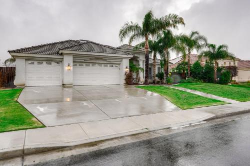 5 Mi to the Marketplace: Roomy Bakersfield Retreat – khách sạn tại Polo Grounds