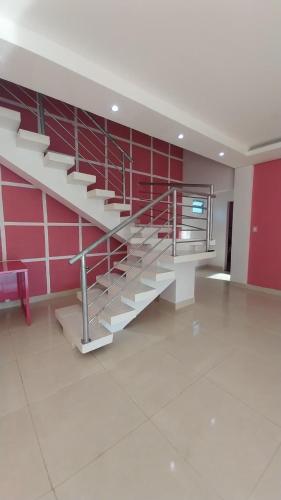 Sobrado Rosa, Local lindo e tranquilo ideal para familias, perto do Parque Novo Mato Grosso in 雅爾丁烏比拉雅拉