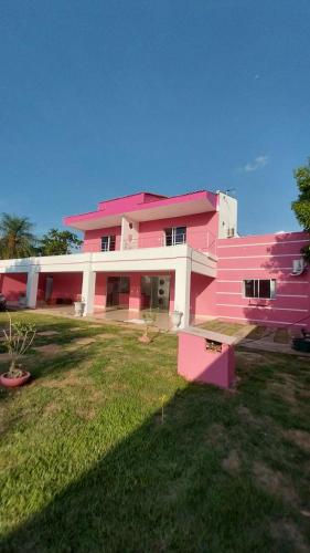 花園, Sobrado Rosa, Local lindo e tranquilo ideal para familias, perto do Parque Novo Mato Grosso in 雅爾丁烏比拉雅拉