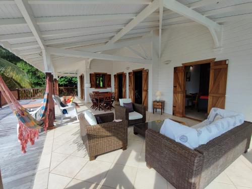 Балкон/тераса, Villa de charme avec piscine et vue mer à Deshaies (Villa de charme avec piscine et vue mer a Deshaies) in Дешайес