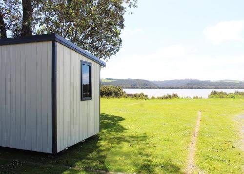 Sea View Kiwi Cabin Double/Twin Room with shared bathroom