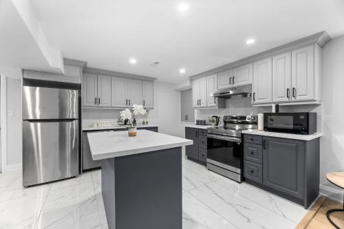 Urban Haven: 2BR/2BA+Office, Kitchen, Dining in Bowmanville