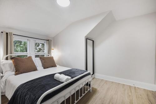 2 BR 1 Bath Apt with Parking and Close to all Amenities in 中奧沙瓦