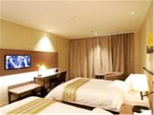 Home Inn Jinan Dikou Road Railway Station North Square Set in a prime location of Jinan, Home Inn Jinan Dikou Road Railway Station North S puts everything the city has to offer just outside your doorstep. Both business travelers and tourists can enjoy th