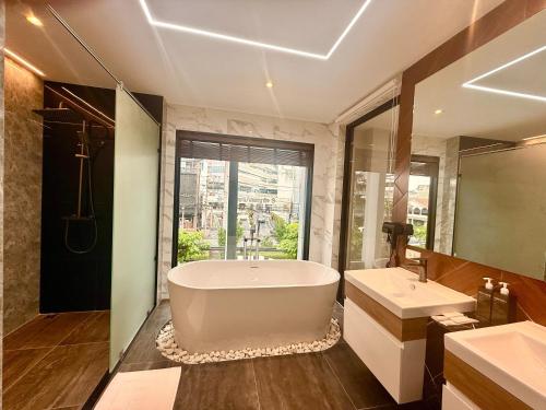 ห้องน้ำ, เบด บาย ท่าพระ (Bed By Tha-Pra) in ธนบุรี