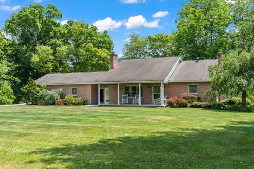 . Riverfront, Hot Tub, Game Room, Camp Fire and More!