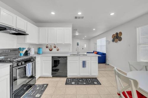 Cozy Home Near Tesla COTA Austin Airport – khách sạn tại Glenbrook