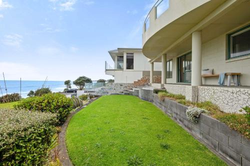 Wanaka Studio - sea views from your private patio in Bell Block