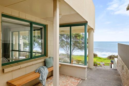 Wanaka Studio - sea views from your private patio in Bell Block
