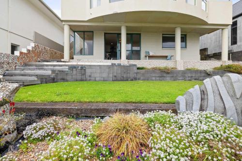 Wanaka Studio - sea views from your private patio in Bell Block