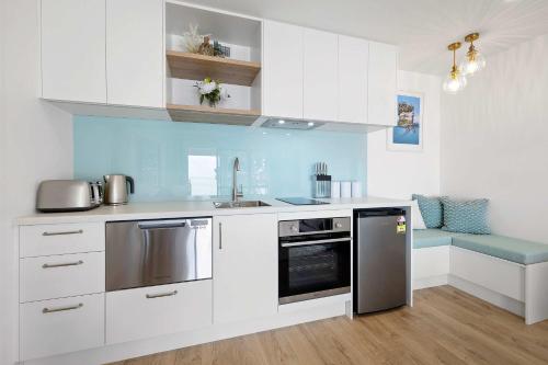 Wanaka Studio - sea views from your private patio in Bell Block