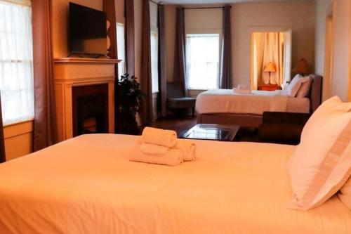 Big Comfy Home with King & Queen Beds in 拉法葉市中心