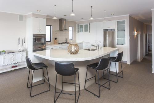 The Waterfront Escape - with panoramic sea views in Moturoa