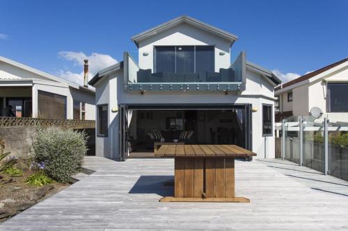 The Waterfront Escape - with panoramic sea views - Accommodation - New Plymouth