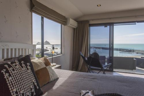 The Waterfront Escape - with panoramic sea views in Moturoa