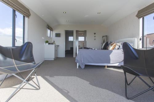 The Waterfront Escape - with panoramic sea views in Moturoa