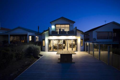 Hotellet från utsidan, The Waterfront Escape - with panoramic sea views in Moturoa