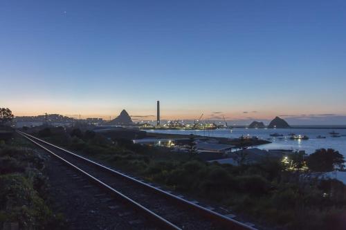 The Waterfront Escape - with panoramic sea views in Moturoa