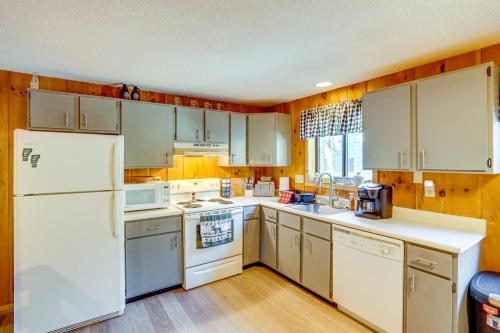 4 Mi to Mt Snow Resort Charming Condo with Balcony in Dover, USA