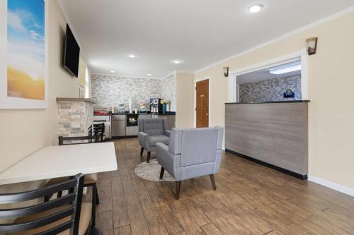 Days Inn by Wyndham Canton - image 9