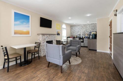 Days Inn by Wyndham Canton in Canton, USA