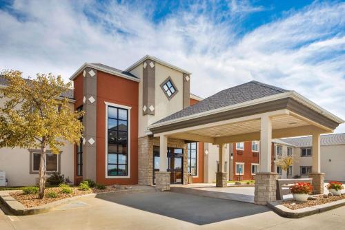 . Howard Johnson by Wyndham Oacoma Hotel & Suites