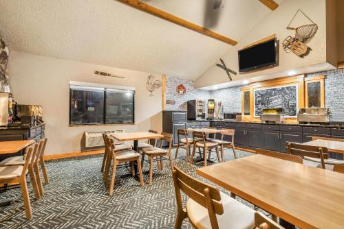 Restaurant, AmericInn by Wyndham Chamberlain - Conference Center in Chamberlain (SD)