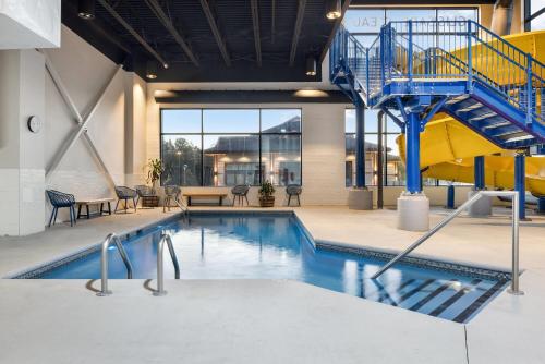 Swimmingpool, Microtel Inn & Suites by Wyndham Mont Tremblant in Mont-Tremblant (QC)