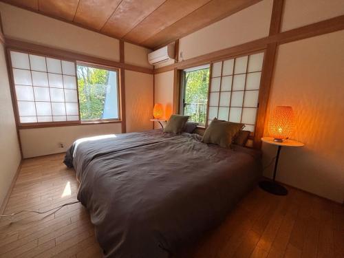 Enchanted Riverside Moss Garden Private Villa - Ghibli-like Forest Serenity