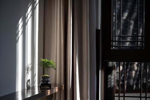 Golden Dragon's Mountain Glow Inn Chinese Style Courtyard of Lijiang Ancient Town Close to main streets near by Dashiqiao Sifang StreetBig Water WheelsWe offer tickets purchasing servicesFree station pick-up for three nights ofProvide nutritious brea - image 3