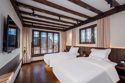 Golden Dragon's Mountain Glow Inn Chinese Style Courtyard of Lijiang Ancient Town Close to main streets near by Dashiqiao Sifang StreetBig Water WheelsWe offer tickets purchasing servicesFree station pick-up for three nights ofProvide nutritious brea - image 5