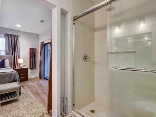 Brand New Listing! Heated Pool Access! Estate Home 2 blocks from Forsyth Park! - image 12