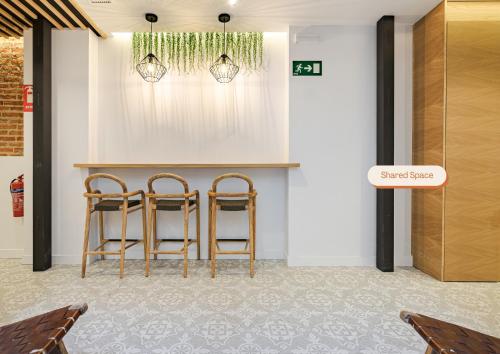 Shared lounge/TV area, Vallecas Suites by Olala Homes in Puente de Vallecas