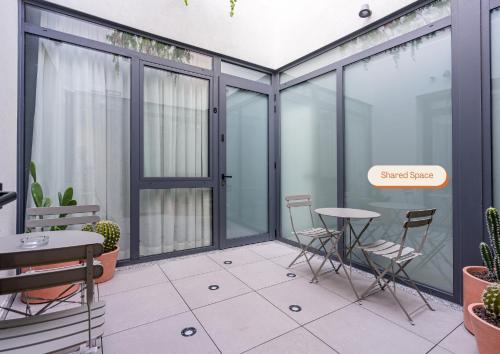 Shared lounge/TV area, Vallecas Suites by Olala Homes in Puente de Vallecas