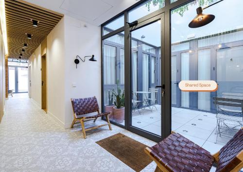 Shared lounge/TV area, Vallecas Suites by Olala Homes in Puente de Vallecas