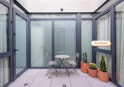 Shared lounge/TV area, Vallecas Suites by Olala Homes in Puente de Vallecas