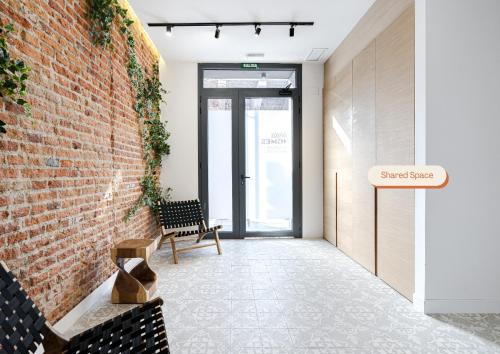 Shared lounge/TV area, Vallecas Suites by Olala Homes in Puente de Vallecas