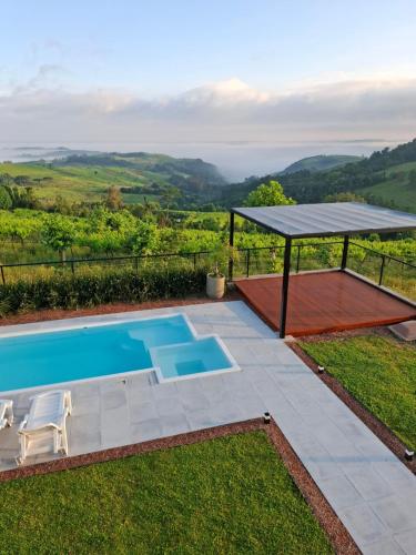 Kert, Casa 2 suítes, ofurô, piscina no Vale dos Vinhedos (Casa 2 suites, ofuro, piscina no Vale dos Vinhedos) in Monte Belo Do Sul