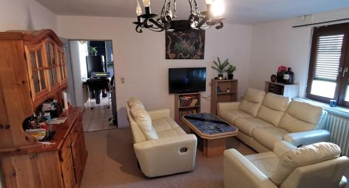 Top Komfort Wohnung, 6 Zimmer, inkl privater Küche, Badezimmer und WC, plus Gratis Frühstück und Getränke, Free WiFi und Privat Parkplatz, umzäunter Garten, Top Lage in Kassel, so privat wie zu Hause