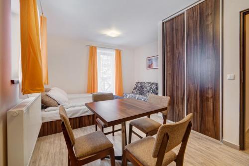 2 twin beds, 1 sofa bed