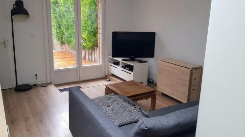Le FleuryTerre - Grand 2 pièces avec terrasse – khách sạn tại Déville-lès-Rouen