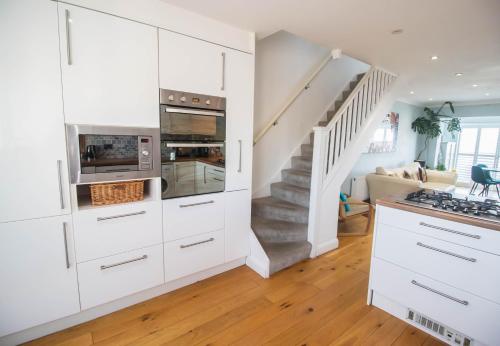 Serenity "your calm seafront retreat" By Air Premier in Seaforde