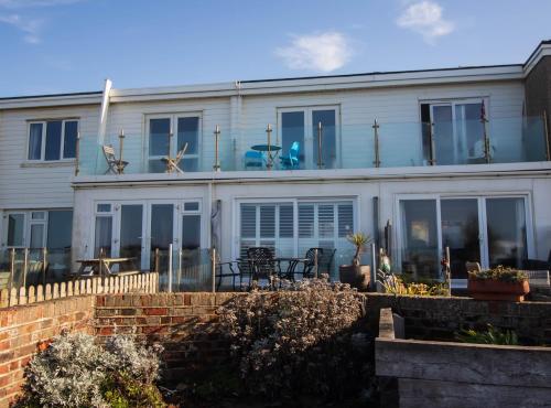 Serenity "your calm seafront retreat" By Air Premier in Seaforde