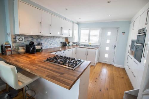 Serenity "your calm seafront retreat" By Air Premier in Seaforde