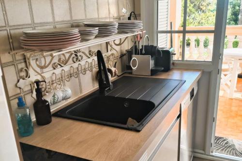 Peaceful stay with pool and stunning views in Hyeres Városközpont