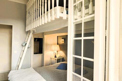 Peaceful stay with pool and stunning views in Hyeres Városközpont