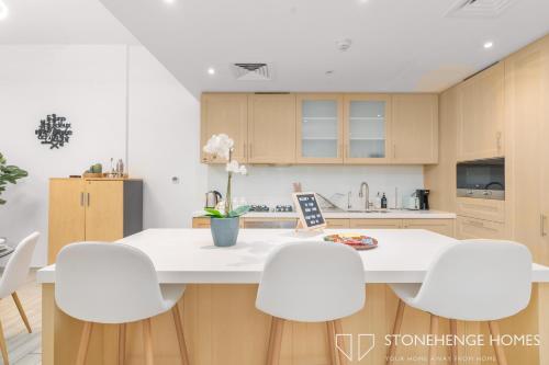 Cozy 1BR in JVC 20 Min to Downtown DXB Pool View