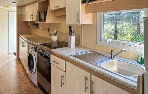 virtuve, 3 Bedroom Nice Home In Nexø in Snogebeka