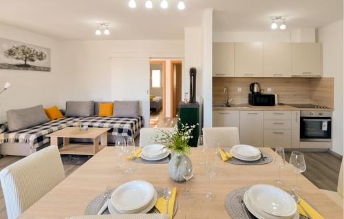 virtuve, 2 Bedroom Lovely Home In Lisane Ostrovicke in Donji Lepuri