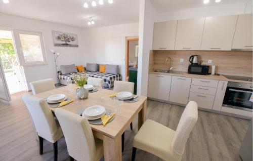 virtuve, 2 Bedroom Lovely Home In Lisane Ostrovicke in Donji Lepuri